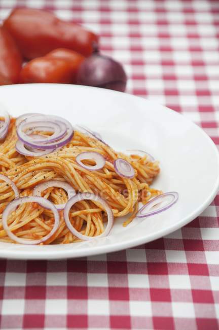 Spaghetti mit Zwiebeln — Stockfoto