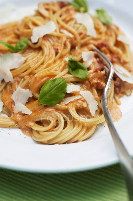 Pasta de espaguetis con salsa de tomate cremosa - foto de stock