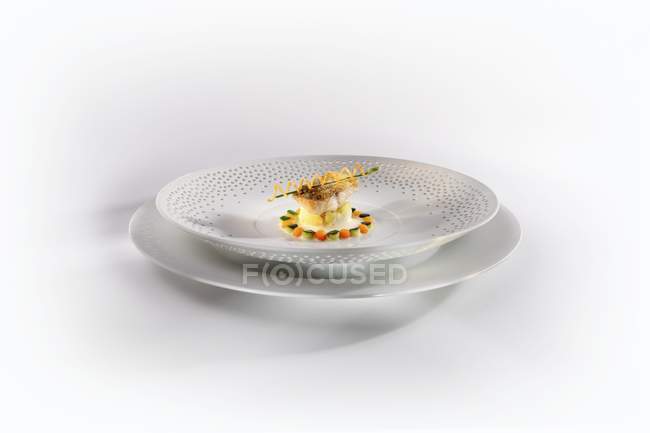 Харіус смажена риба з чебрецю, картопля, лимона і Сичуань перець крем на білих пластин — стокове фото