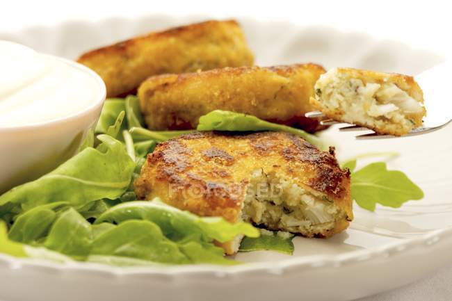 Fish cakes with rocket — Stock Photo
