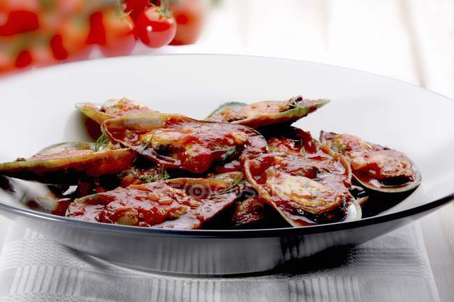 Cozze cotte con salsa di pomodoro — Foto stock