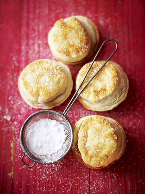 Mince pies and a sieve of icing sugar — Stock Photo