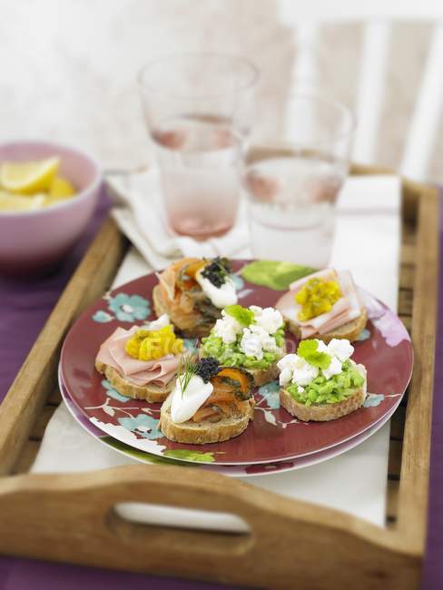 Mini sándwiches con jamón y salmón - foto de stock