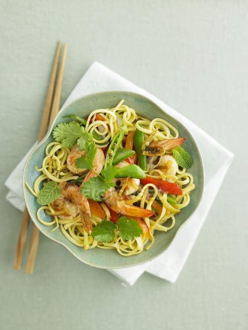 Egg noodles with prawns — Stock Photo