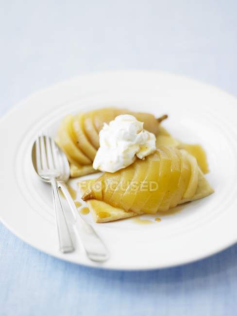 Tartelettes de poire garnies de crème fouettée — Photo de stock