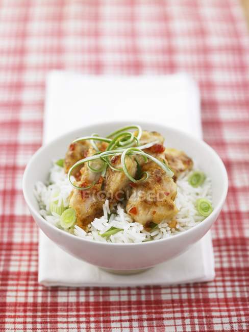 Pollo al peperoncino tailandese su riso — Foto stock