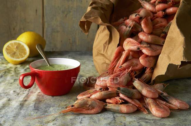 Dill and parsley mayonnaise with prawns — Stock Photo
