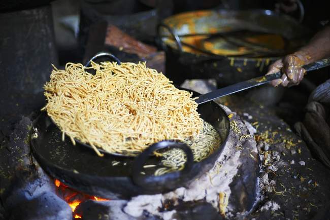 Omapodi plato de garbanzos y harina de arroz - foto de stock