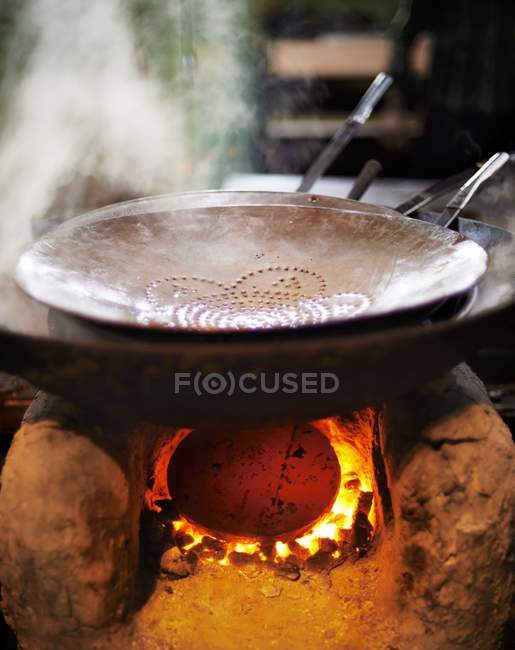 Крупним планом парова сковорода на традиційній глиняній плиті — стокове фото