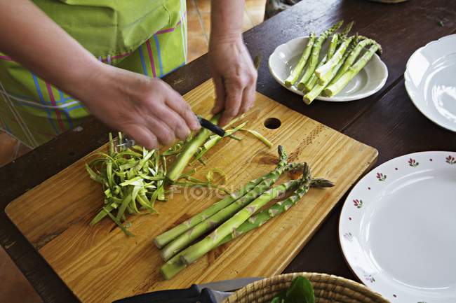 Donna Peeling asparagi verdi — Foto stock