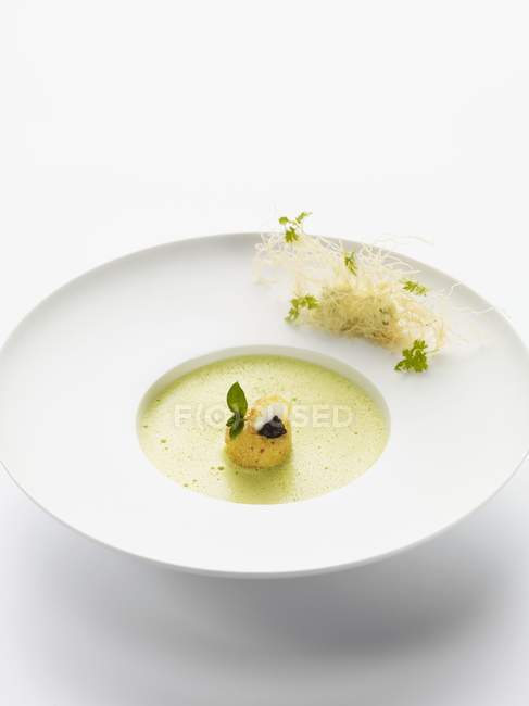 Vista elevada de la sopa de espuma Chervil con huevos de codorniz al horno y caviar - foto de stock