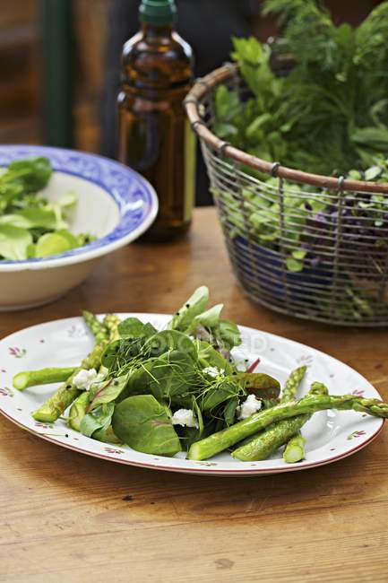 Salad with green asparagus and fresh herbs — Stock Photo