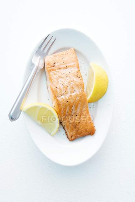 Bistecca di salmone con limone — Foto stock