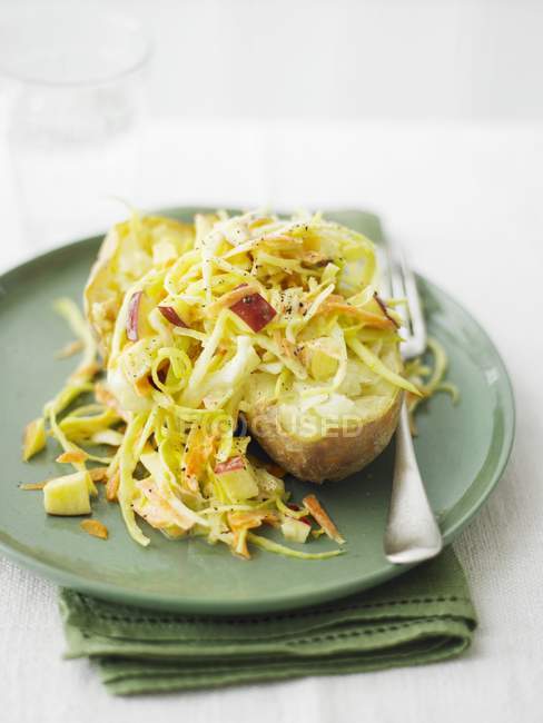Печёная картошка с капустным салатом — стоковое фото