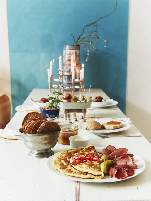 Tisch mit Pfannkuchen gedeckt — Stockfoto