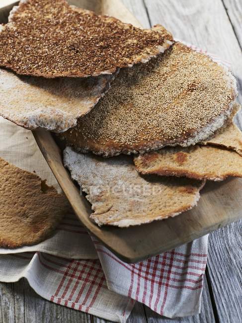Хрусткий хліб на дерев'яному столі — стокове фото