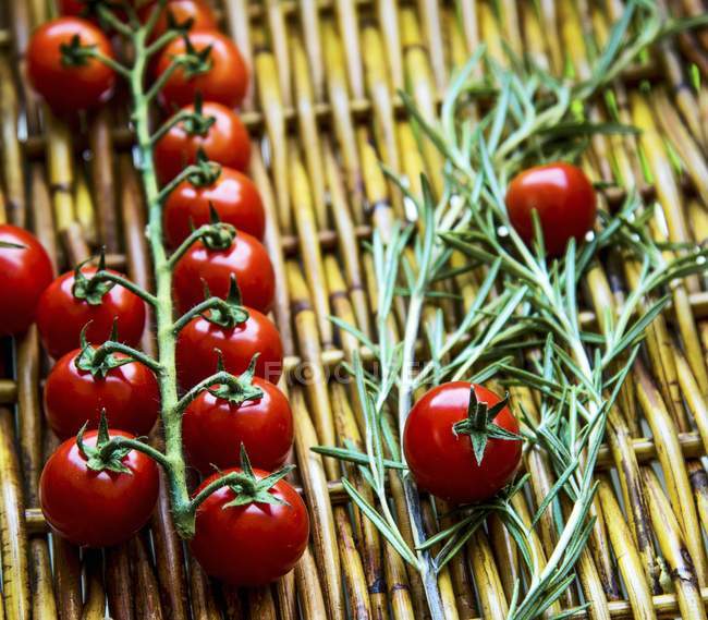 Tomates cherry y romero - foto de stock