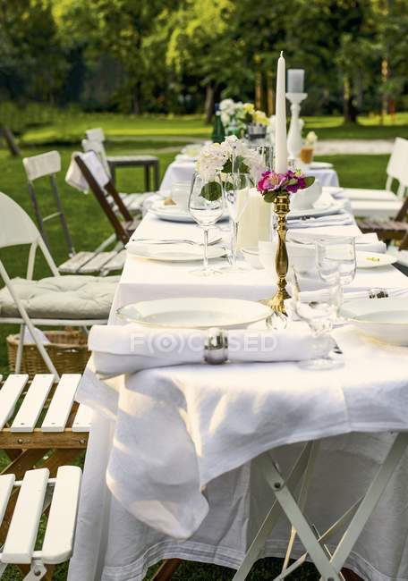 Денний вид на стіл, покладений для літньої вечірки в саду — стокове фото