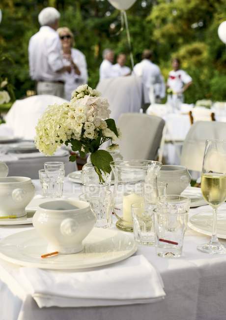Ein gedeckter Tisch für ein sommerliches Gartenfest — Stockfoto
