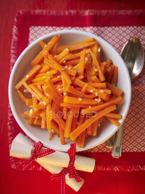 Застекленная морковь с чесноком — стоковое фото