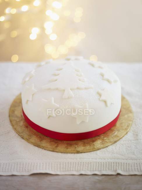 Gâteau de Noël décoré avec ruban de satin — Photo de stock