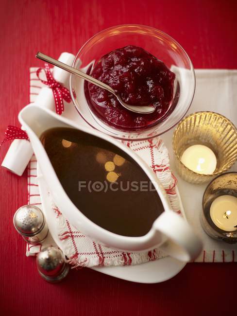 Primo piano vista di sugo e salsa di mirtilli rossi — Foto stock