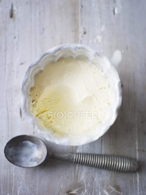 Helado de vainilla y una cucharada de helado - foto de stock
