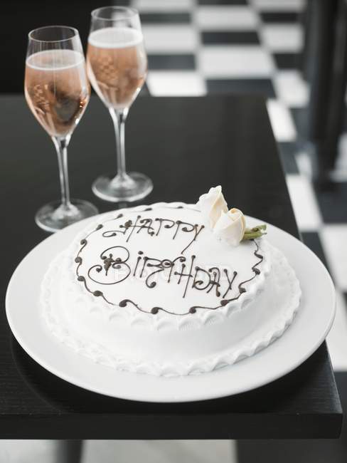 Torta di compleanno bianca e champagne rosa — Foto stock