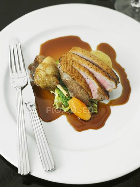 Sliced Roasted duck with gravy — Stock Photo