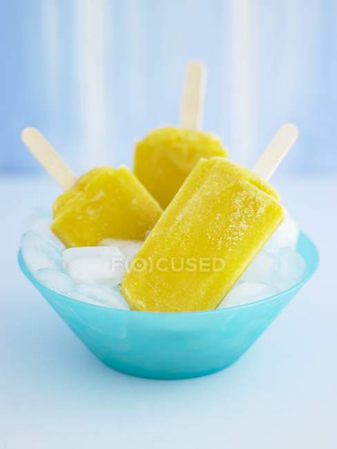 Fruity ice lollies in a bowl — Stock Photo