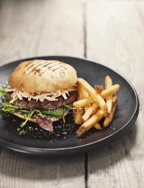 Гамбургер и картофель фри — стоковое фото