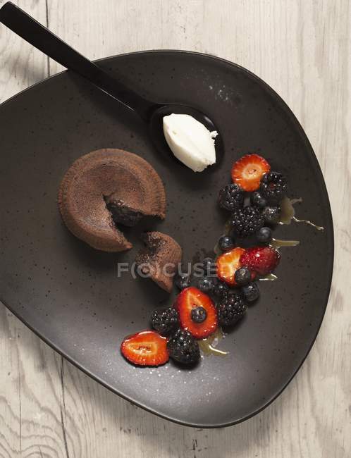 Brownie serving on black plate — Stock Photo