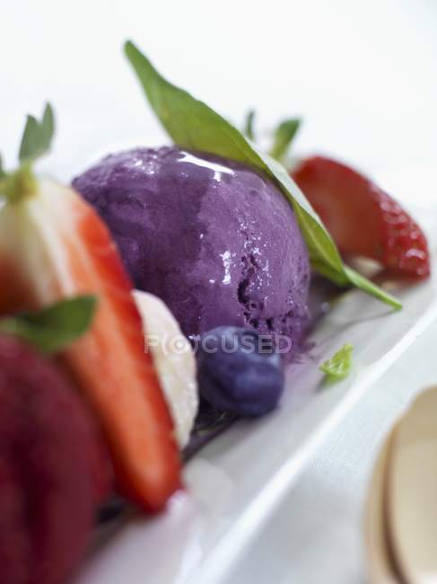 Blueberry ice cream with fresh blueberries — Stock Photo