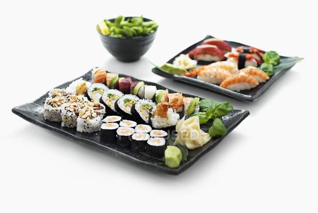 Dois pratos de sushi com wasabi e gengibre — Fotografia de Stock
