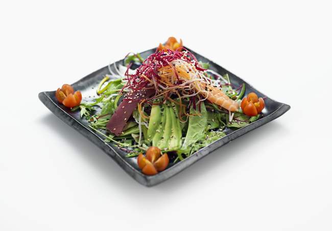 Sashimi con fette di avocado — Foto stock