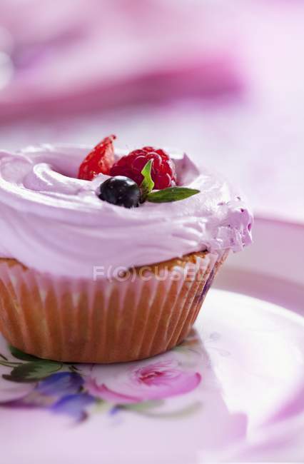 Cupcake mit Erdbeercreme belegt — Stockfoto