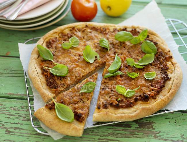 Pizza Margherita con albahaca fresca - foto de stock