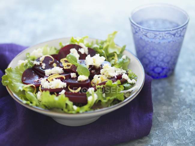 Rote-Bete-Salat mit Käse — Stockfoto