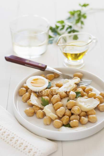 Fish salad with chickpeas and hard-boiled egg — Stock Photo