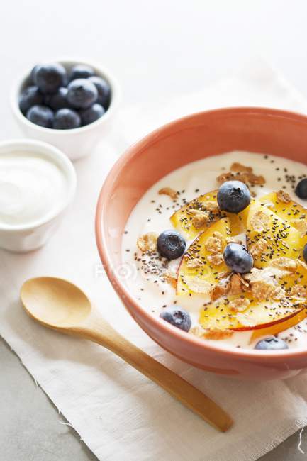 Joghurt mit Pfirsichen und Blaubeeren — Stockfoto
