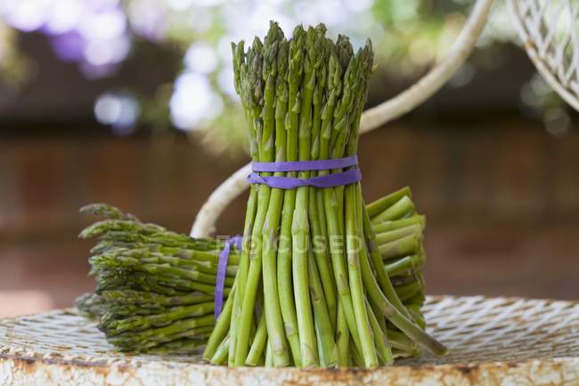 Mazzi di asparagi verdi — Foto stock