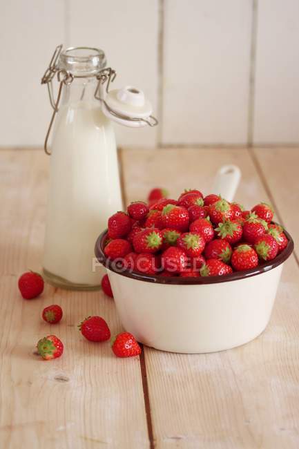Fresh Strawberries in saucepan — Stock Photo