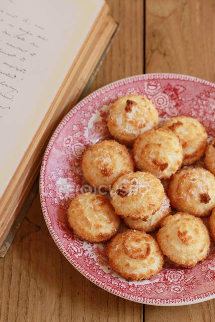 Macarons de noix de coco sur assiette — Photo de stock