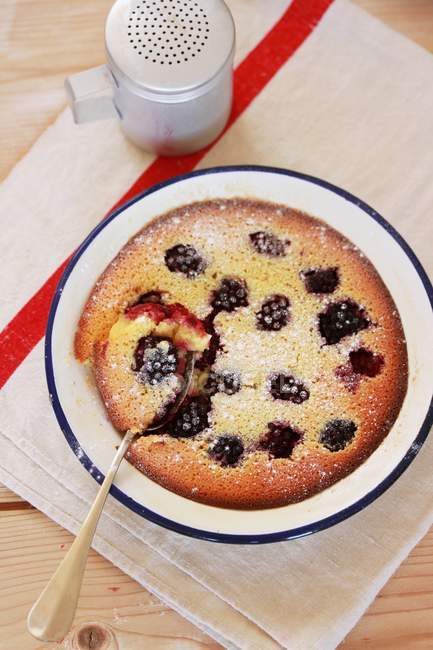 Closeup top view of blackberry Clafoutis with icing sugar — Stock Photo