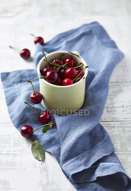 Cerezas rojas frescas - foto de stock