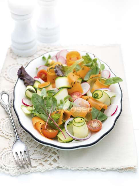 Salada de legumes com tiras — Fotografia de Stock