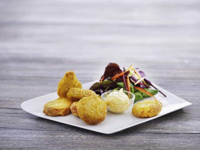 Nahaufnahme von Chicken Nuggets mit Mayonnaise und Salat — Stockfoto