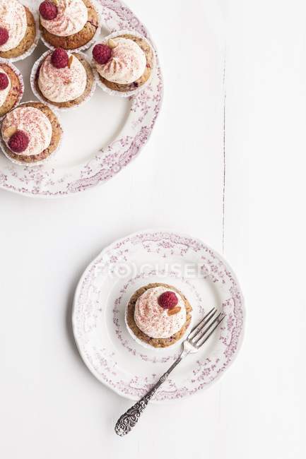 Raspberry and almond muffins — Stock Photo