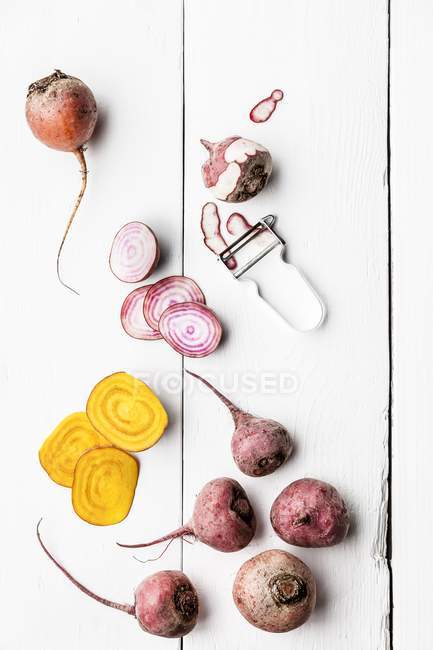 Whole and sliced Beetroot and yellow beets — Stock Photo