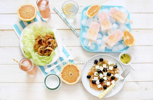 Summer buffet featuring grapefruit — Stock Photo